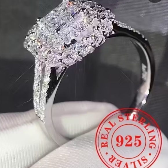 S925 Sterling Silver Ring w/ Sparkling Clusters CZ  Choose Size 7 or Size 8 - Picture 1 of 3